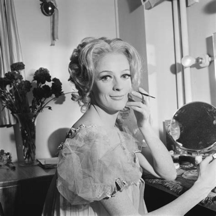 20 Fabulous Vintage Photos of Maggie Smith MAGGIE SMITH NDA UK