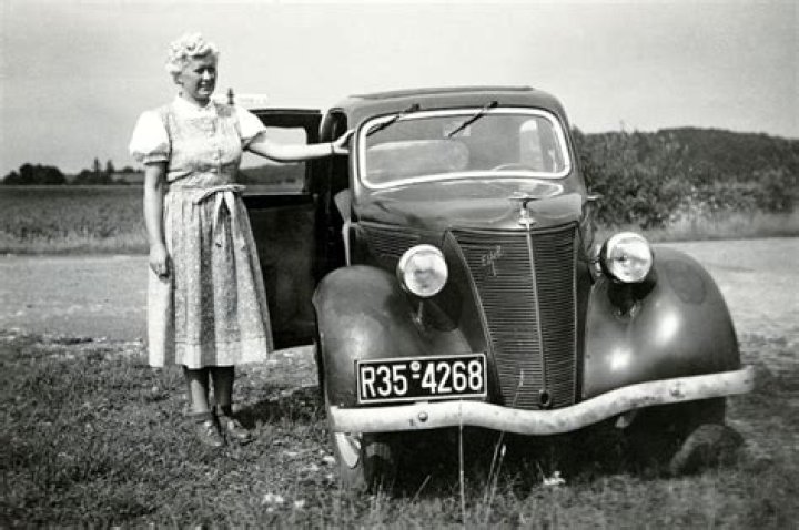 32 Cool Snaps That Capture Women Posing With Their Fords in the 1950s