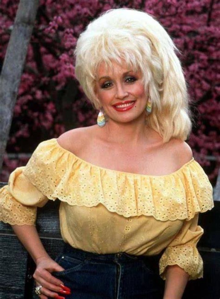 40 Stunning Photos That Defined Fashion Styles of Dolly Parton When She