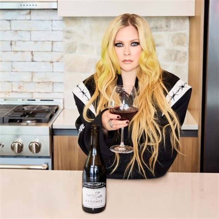 A fat Avril Lavigne on her way to perform at a Late Night Tv Show 9GAG