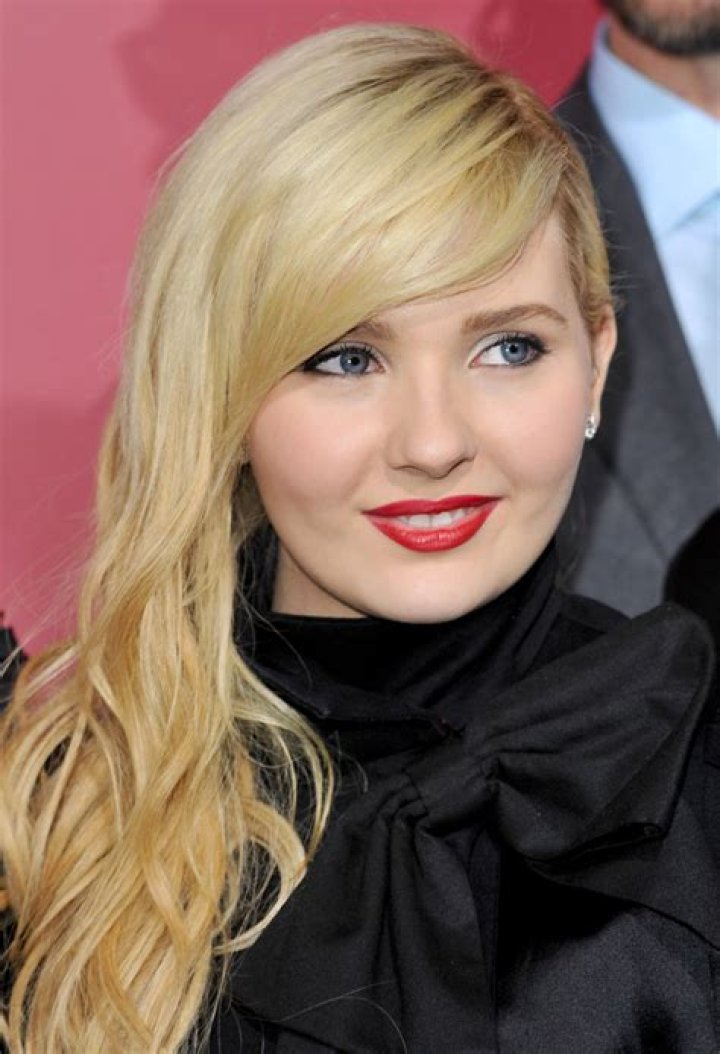 Abigail Breslin Red Lipstick Abigail breslin, Red lipstick makeup