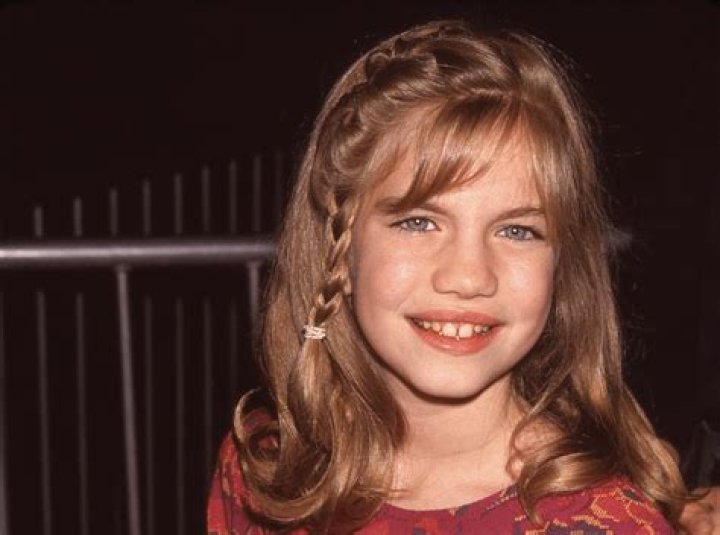 Anna Chlumsky as Vivian Inventing Anna Netflix TV Series Cast