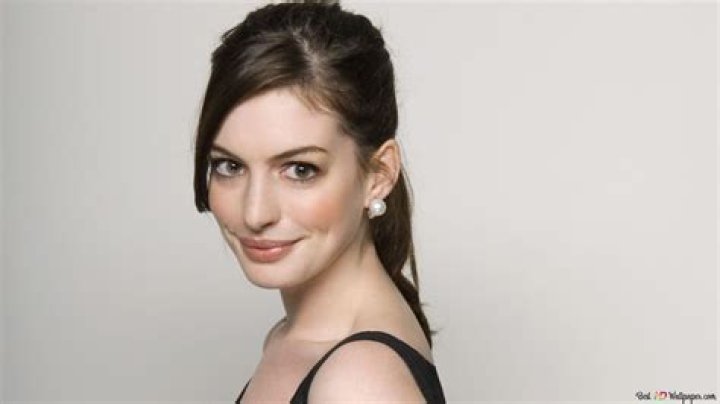 Anne Hathaway dej&oacute; catolicismo por amor a hermano gay Homosensual