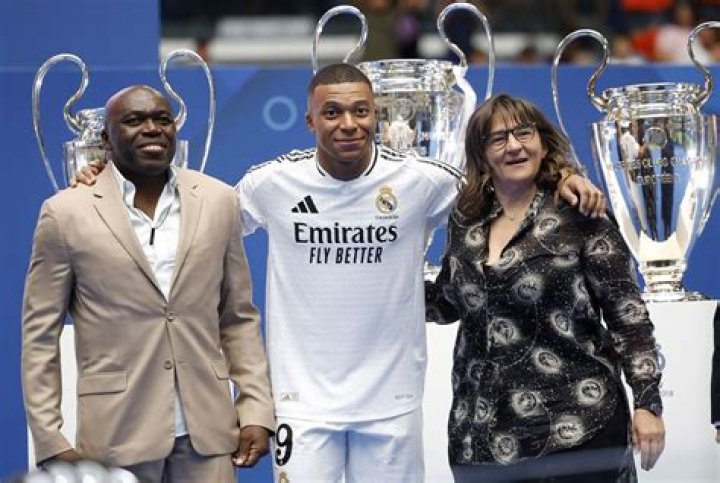 Arriba 64+ imagen mbappe padre Abzlocal.mx