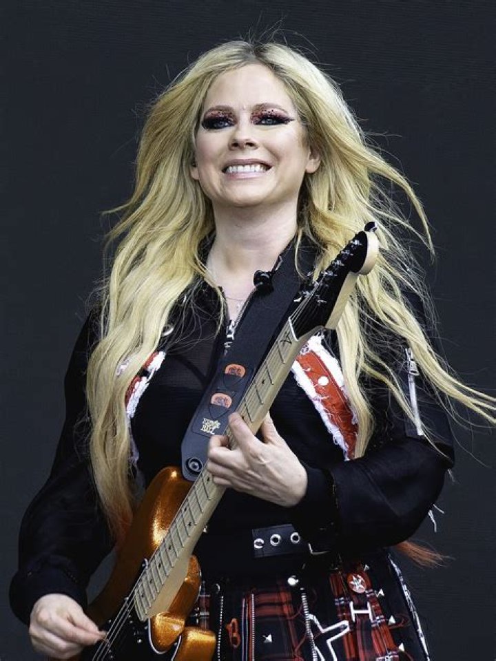Avril Lavigne's Height, Weight, Age, Biography, Favorites, and More 4