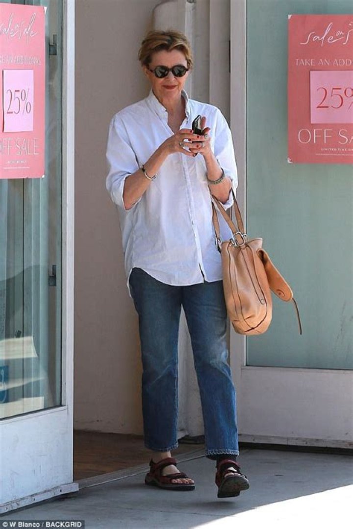 Bening spends the day shopping with teenage daughter Ella