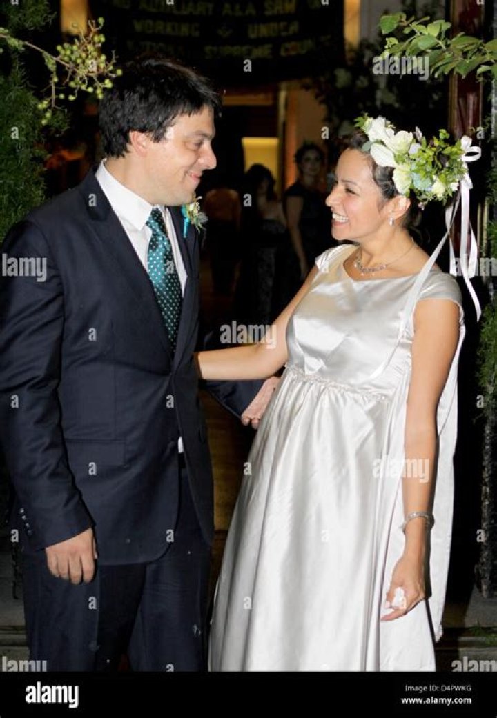 Bernardo Guillermo (L) and Eva PrinzValdes (R) kiss after their