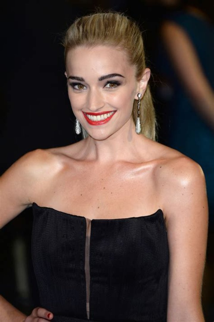 Brianne Howey i beauty look di Miller Amica