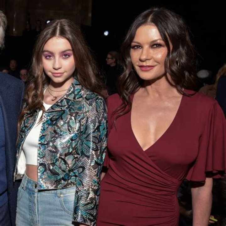 Catherine ZetaJones&rsquo; 17YearOld Daughter Carys Stuns In New Pic And