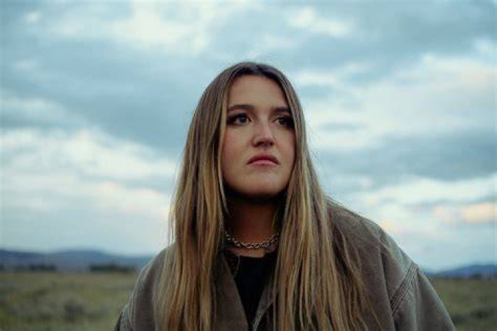 Chelsea Cutler Interview 'Sleeping With Roses II' Mixtape, New Tour