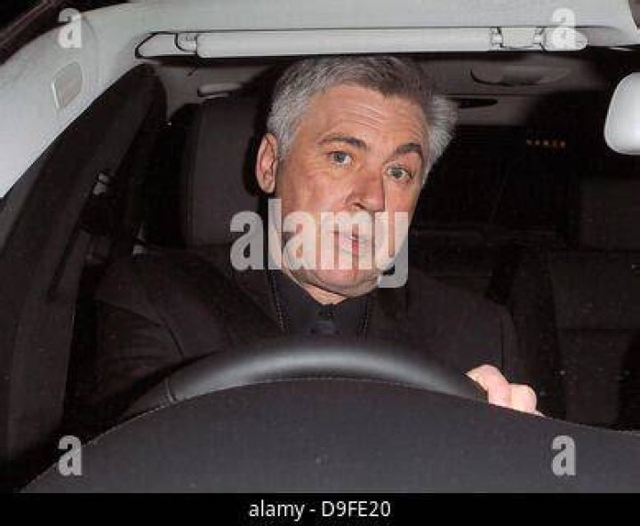 Chelsea FC manager Carlo Ancelotti y novia Marina Cretu relajándose en