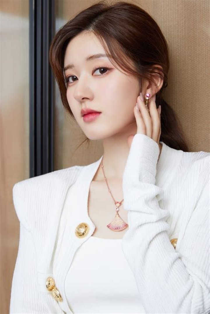 China Entertainment News Zhao Lusi poses for photo shoot