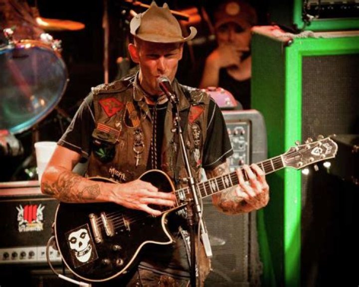 Country music star Hank 3 tours on strength of three new albums