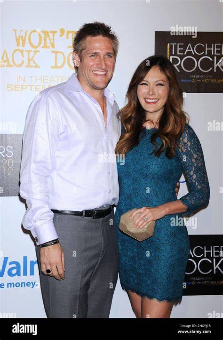 Curtis Stone and Lindsay Price take sons for afternoon stroll in NYC