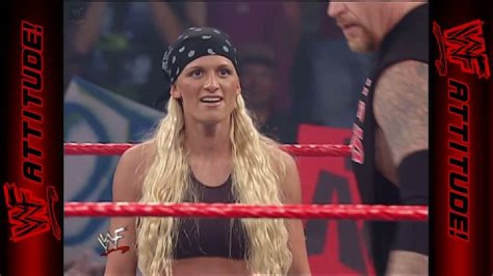 DDP vs. Sara w/ Undertaker RAW IS WAR (2001) YouTube