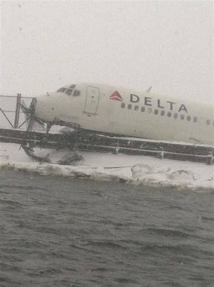 Delta Airlines Flight 1086 Skids Off Laguardia Runway 13, Cr