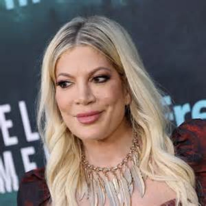 DL Fave Tori Spelling Debuts Christmas Card With Army of Children and