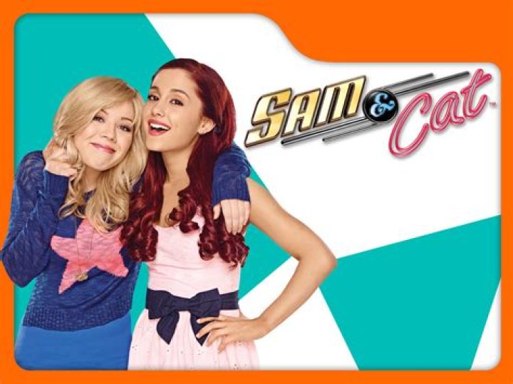Download Sam and Cat showing love to their fans Wallpaper