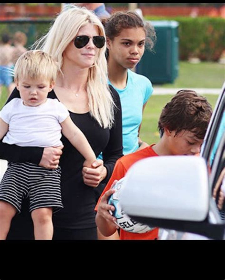 Elin Nordegren spotted with kids as ex Tiger Woods recovers from crash