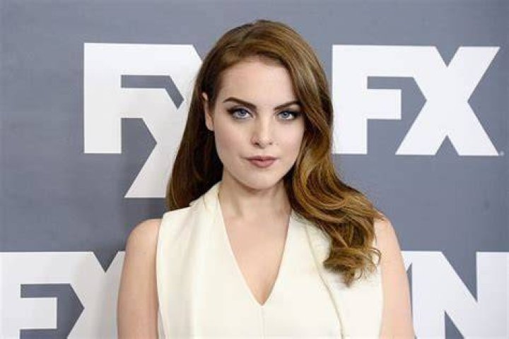 Elizabeth Gillies Net Worth February 2024, Salary, Age, Siblings, Bio