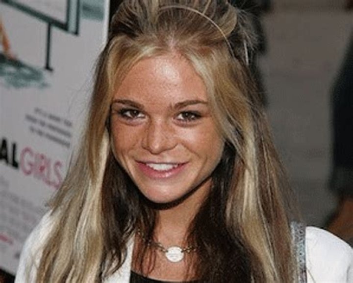 Ellen Muth Plastic Surgery Before and After Her Boob Job