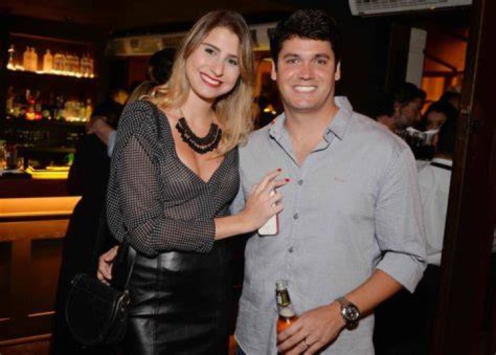 Esposa de Marcelo Courrege deixa a Globo ap&oacute;s o pai ser dispensado