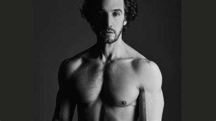 Eugenio Siller y su rutina de ejercicios en casa GQ M&eacute;xico y