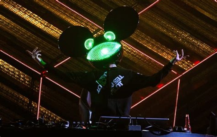 Footage Of Deadmau5's First Gig With His Helmet Surfaces Your EDM