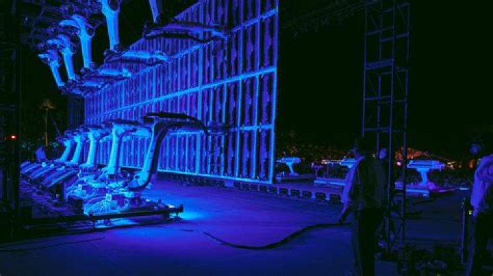 Globale Partnerschaft mit Stromae auf seiner Multitude Tour KUKA AG