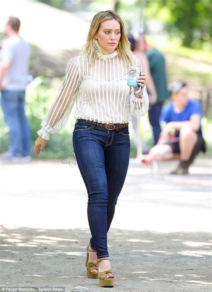 Hilary Duff flaunts toned pins in tiny burgundy shorts Daily Mail Online