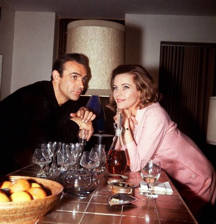 Honor Blackman's Book of Self Defence (1965) Flashbak James bond