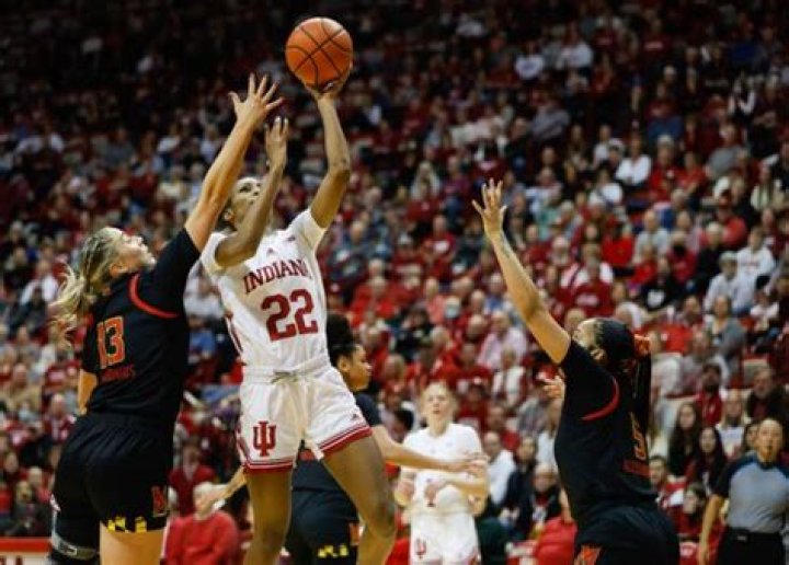 Indiana Hoosiers guard Chloe MooreMcNeil (22) goes to the hoop against