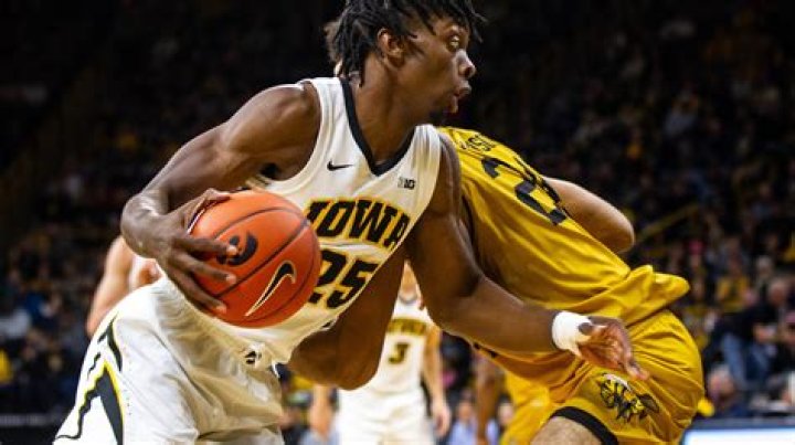 Iowa basketball Hawkeyes jump to top 15 in three national polls