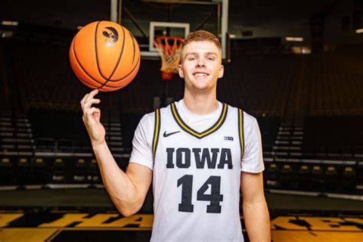 Iowa basketball's Molly Davis, Hannah Stuelke making early impressions