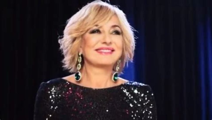 Iranian singer Googoosh advised by lawyers not to fly to US Middle