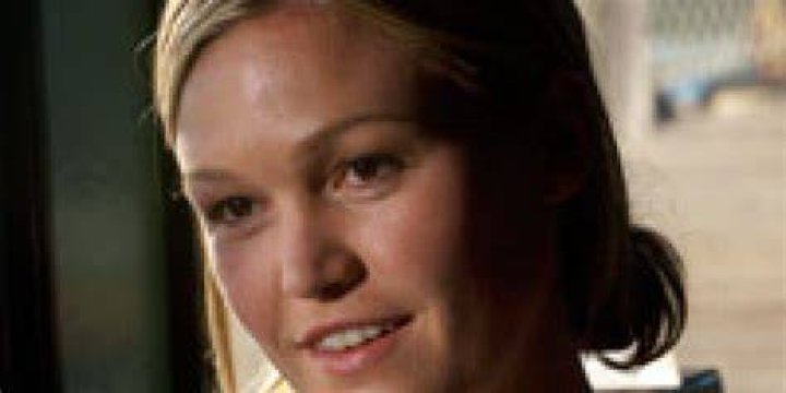 Is Dexter Actress Julia Stiles A Transgender ? Raiderz Media
