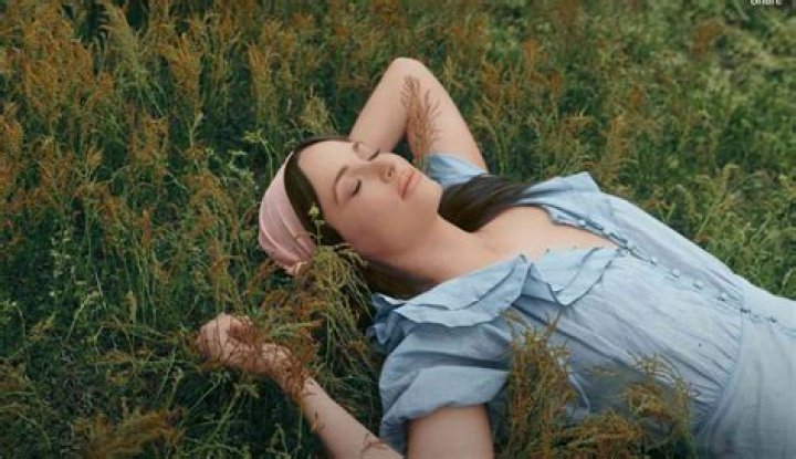 Is Kacey Musgraves Alive? Death Hoax, Boyfriend & Family 2023
