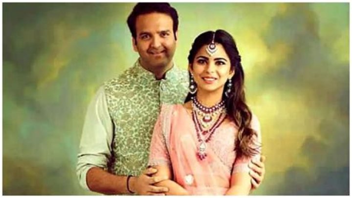 Isha Ambani and Anand Piramal arrive in Mumbai with their newborn twins.