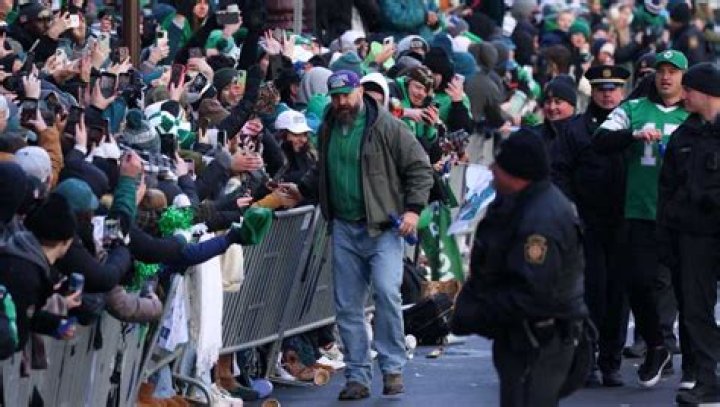 Jason Kelce arrives at Eagles game wearing a Christmas sweater, flip