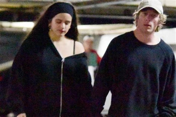 Jeremy Allen White Holds Hands with Singer Rosal&iacute;a amid His Divorce