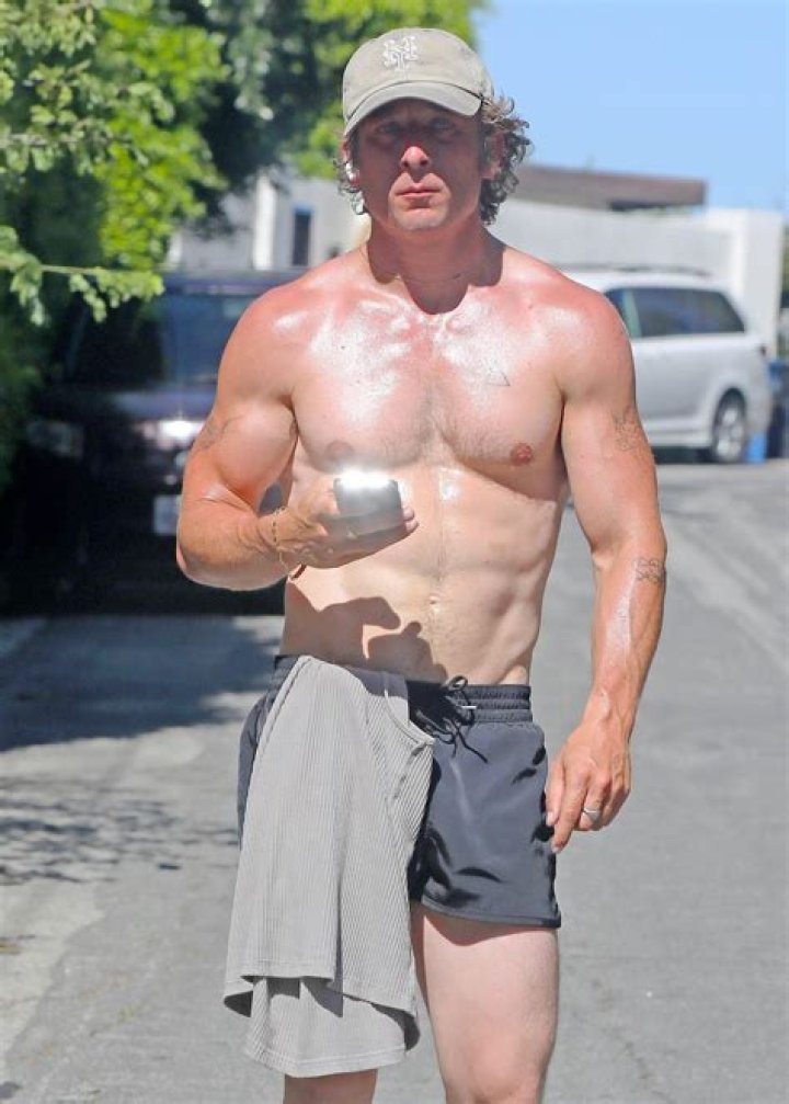 Jeremy Allen White’s Workout Routine Verywell Shape