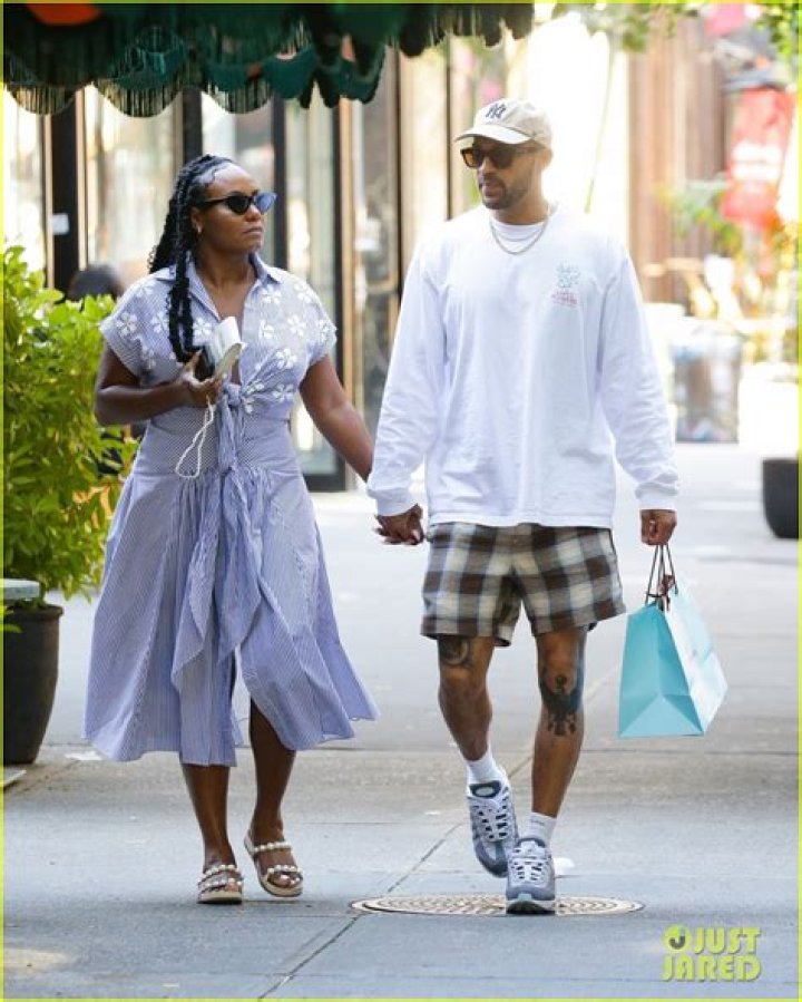 Jesse Williams Holds Hands With Girlfriend Ciarra Pardo During Romantic