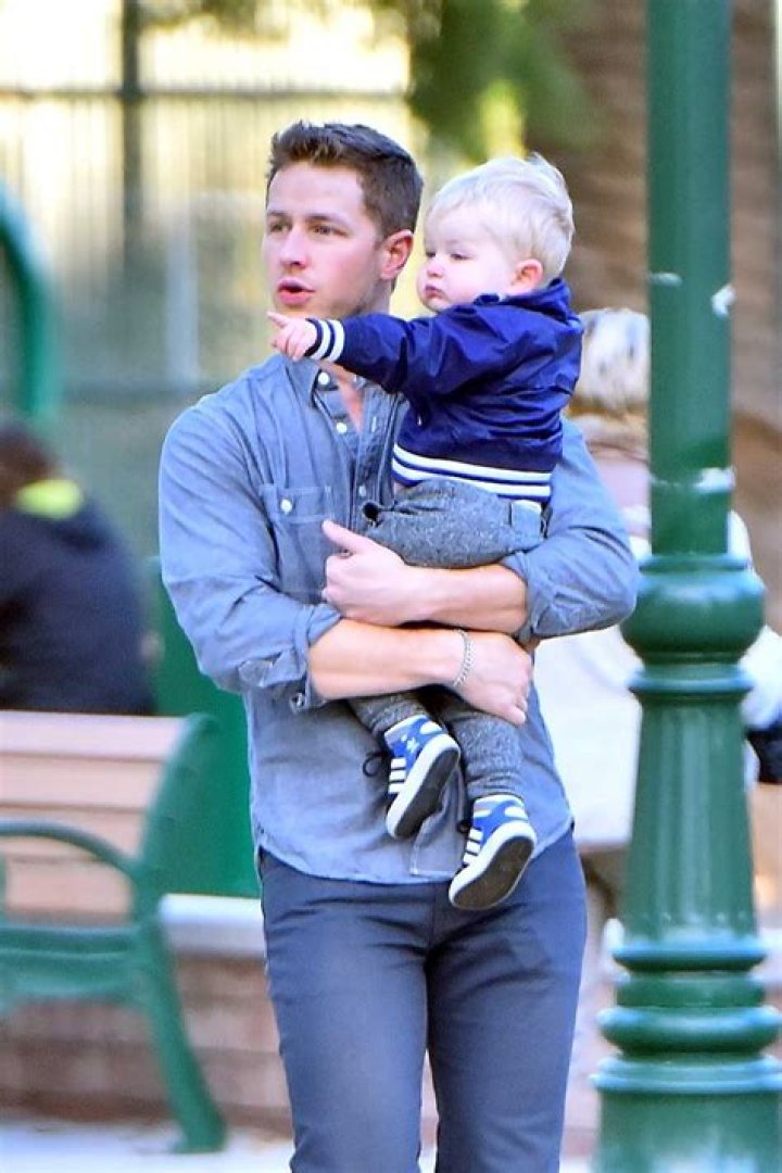 Josh Dallas with son Oliver Josh dallas, Pais de primeira viagem