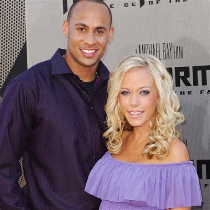 Kendra Wilkinson Needs ''Dk" After Apologizing to Hank Baskett E