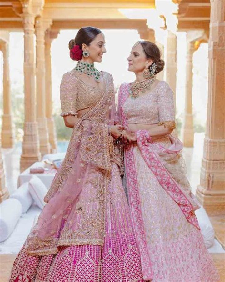 Kiara Advani Kiara Advani twins with her mother in Manish Malhotra