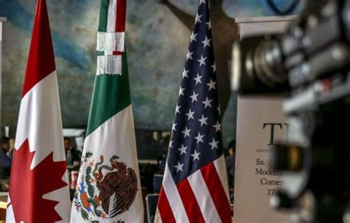 La amenaza de L&oacute;pez Obrador de recortar sueldos genera molestias al