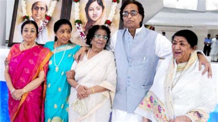 Lata Mangeshkar With All Sisters and & Brother Hridaynath, Mother