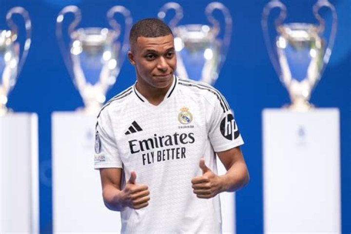Le p&egrave;re de Kylian Mbapp&eacute; d&eacute;stabilis&eacute; par la surm&eacute;diatisation de son