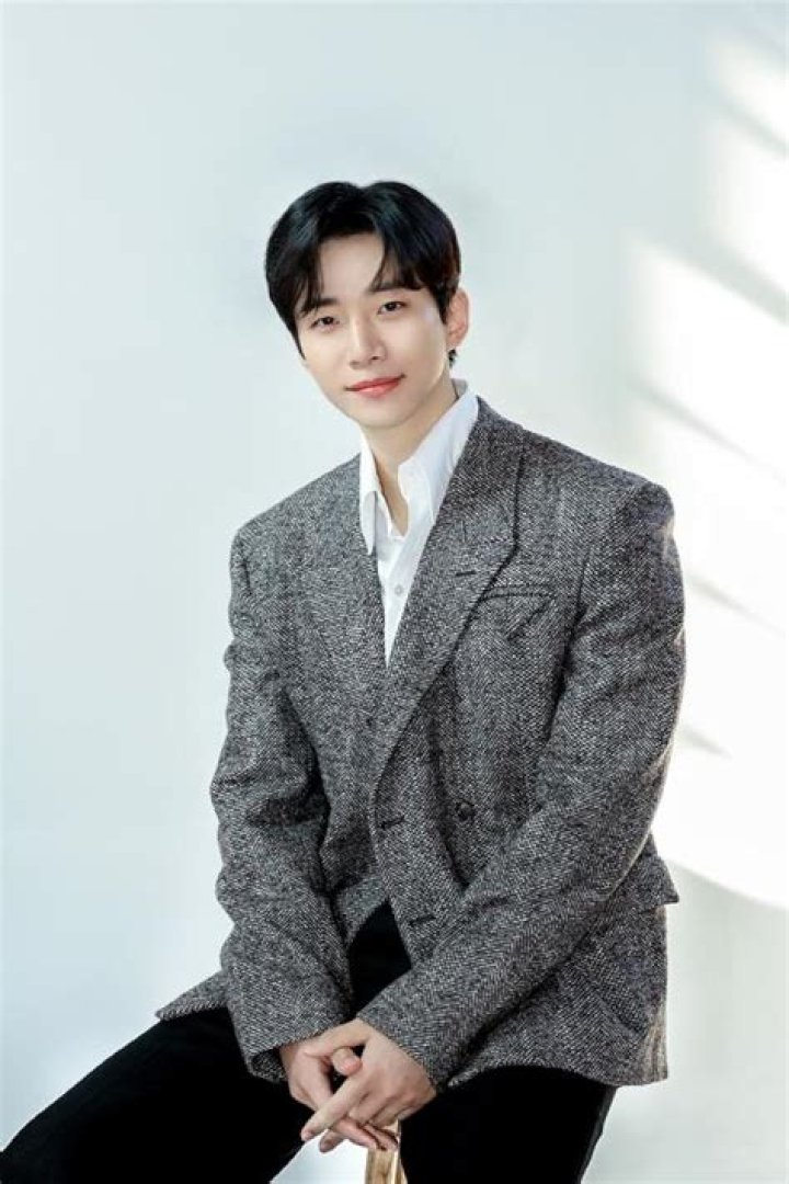 Lee Dongwook IMDb