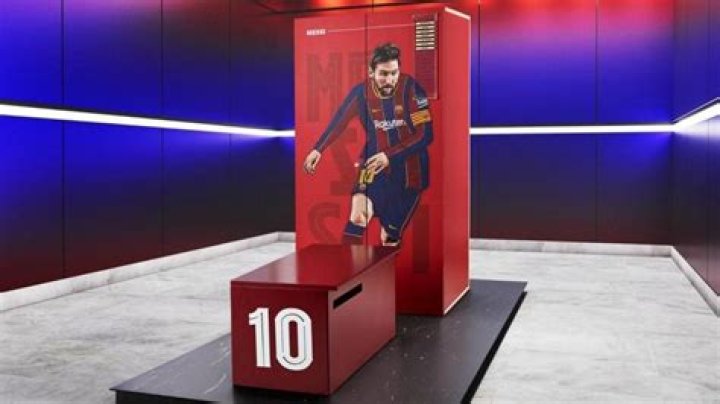 Lionel Messi returns to Barcelona with family, fans can&rsquo;t stay calm
